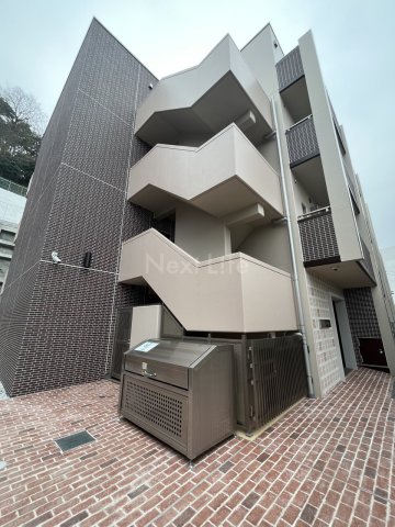 横浜市中区新山下のマンションの建物外観