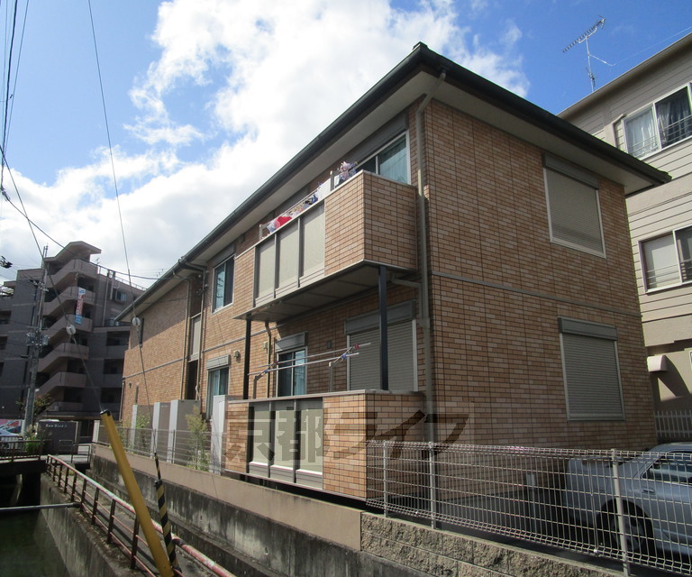 京都市西京区上桂前田町のアパートの建物外観