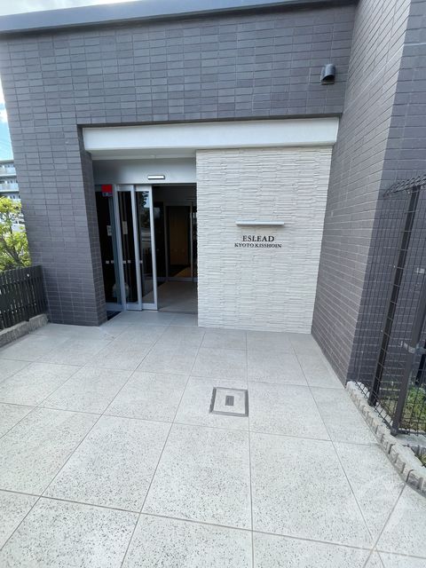 【京都市南区吉祥院西ノ庄東屋敷町のマンションのエントランス】