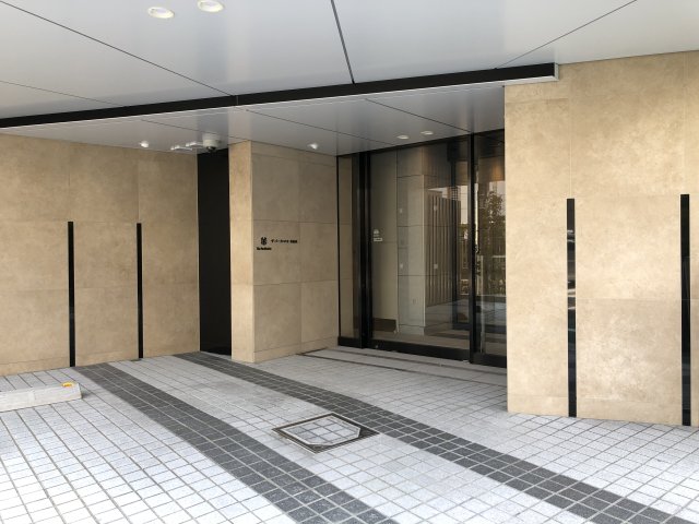 【新宿区横寺町のマンションのエントランス】