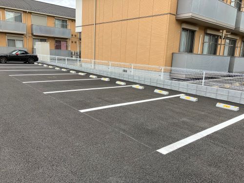 駐車場　敷地内舗装駐車場、別途契約月額４，４００円（税込）