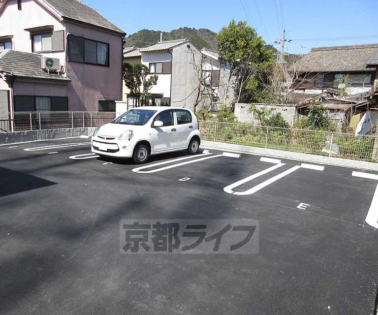 【大津市横木のアパートの駐車場】