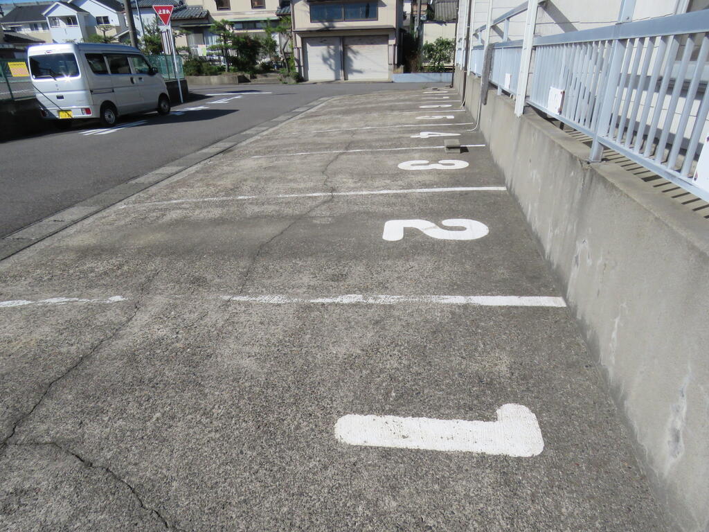 【タカタハイツ江南の駐車場】