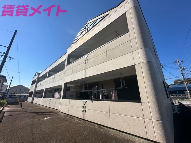 松阪市駅部田町のアパートの建物外観