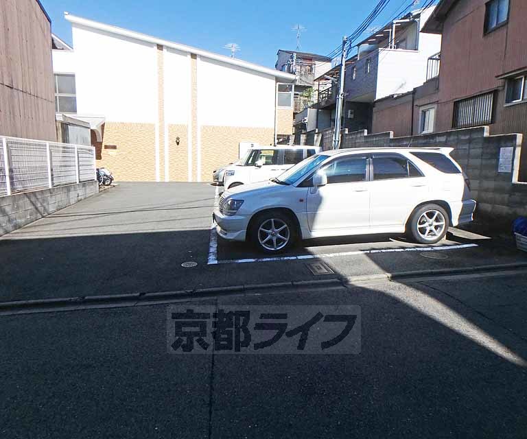 【京都市東山区今熊野宝蔵町のマンションの駐車場】