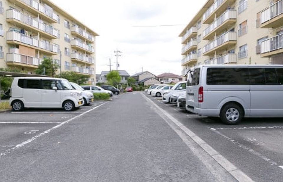 【星田団地3棟の駐車場】