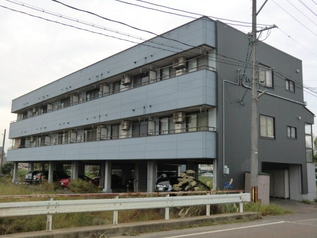 【見附市柳橋町のマンションの建物外観】