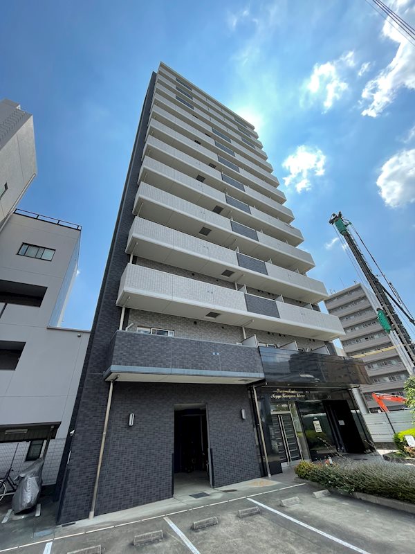 【名古屋市中区伊勢山のマンションの建物外観】