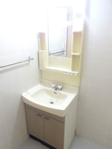 洗面設備　独立洗面台あり、毎朝おしゃれに忙しい女性の方におすすめです