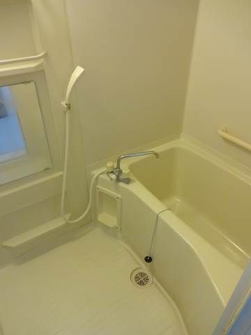 バス・シャワールーム　コンパクトで使いやすいお風呂です
