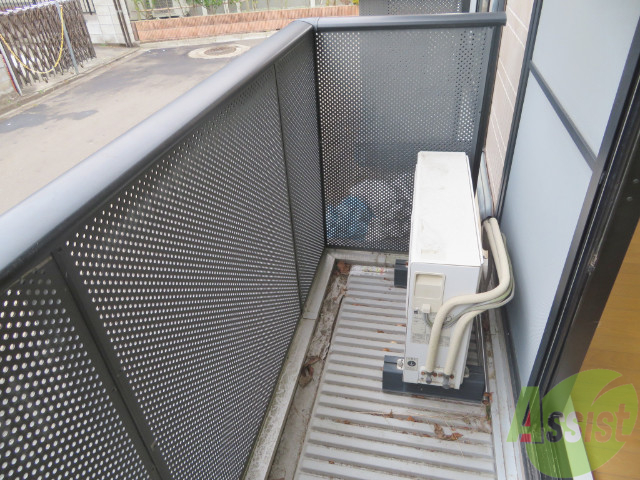 バルコニー　バルコニーつきのお部屋なので、晴れた日にはお布団が干せます。