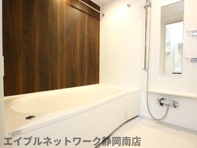バス・シャワールーム　落ち着いた空間のお風呂です