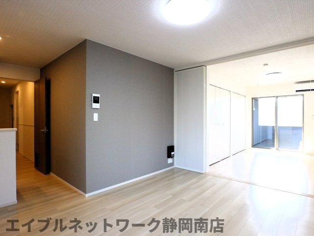 居室・リビング　こちらの居間で趣味の時間をお楽しみください