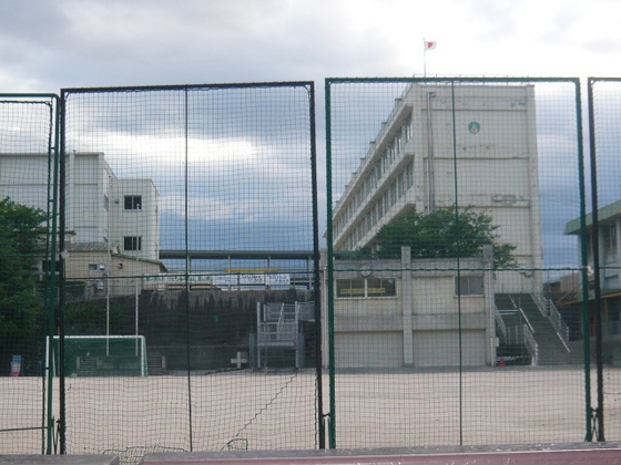 小学校　広島市立戸坂小学校（小学校）まで609m