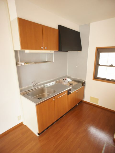 キッチン　キッチン横に換気できる窓があります。