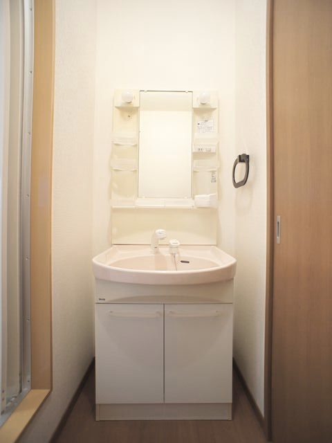 洗面設備　洗髪洗面化粧台付きです。