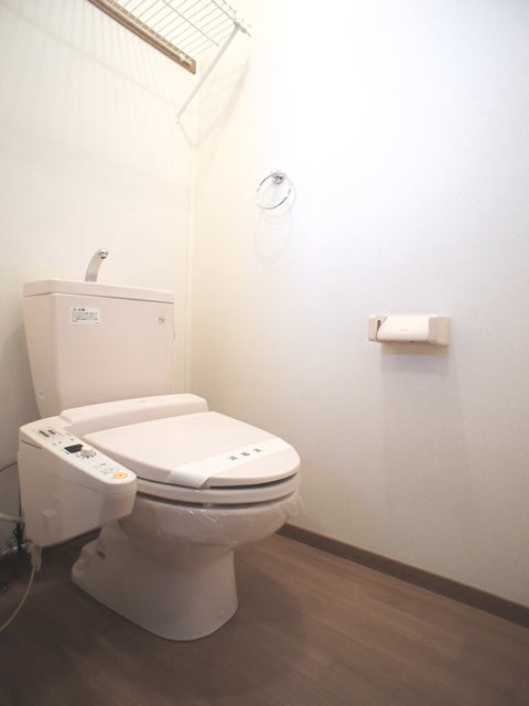 トイレ　温水洗浄暖房便座機能付きです。