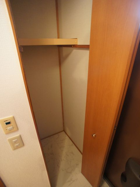 その他設備　玄関に物置収納付きです♪