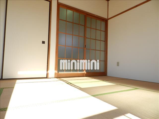 居室・リビング　南向きの明るい和室で明るい陽光が差し込みます