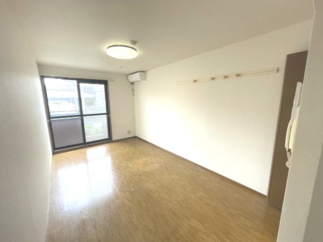 居室・リビング　８帖洋室です。角部屋なので２面採光で明るく開放感があります。