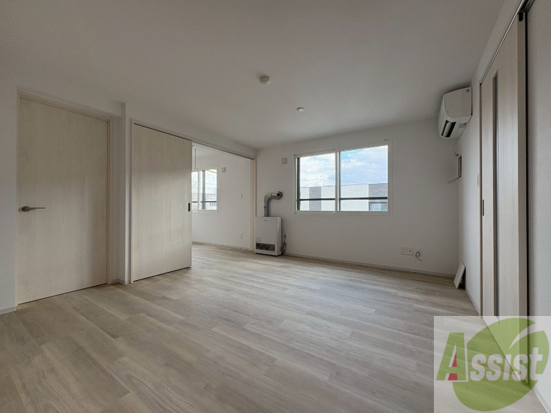 居室・リビング　日当たり良く広々したリビングで快適に過ごせます。