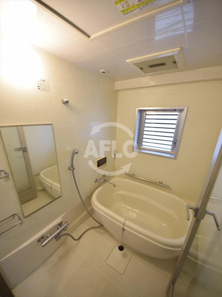 バス・シャワールーム　出窓付きのおしゃれなバスルーム