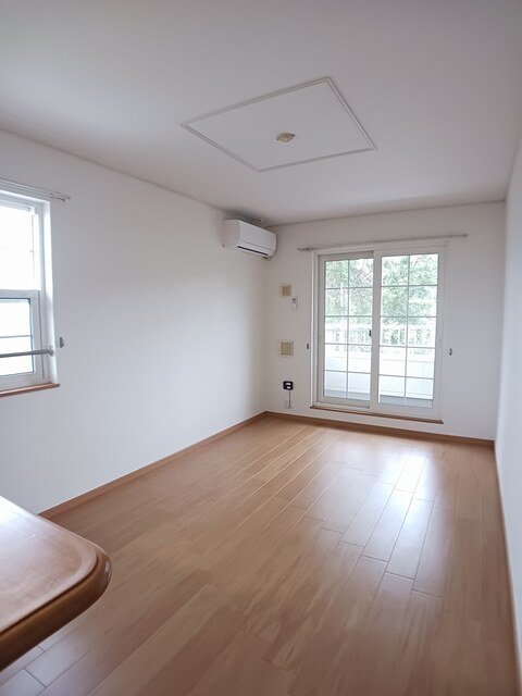 居室・リビング　こちらの居間で趣味の時間をお楽しみください