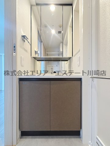 洗面設備　独立洗面化粧台が付いています