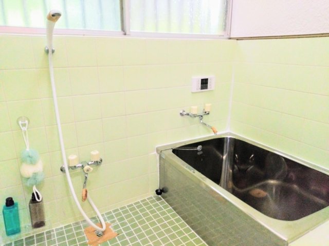 バス・シャワールーム　追い焚き機能付きで、家族の入浴時間がずれても安心