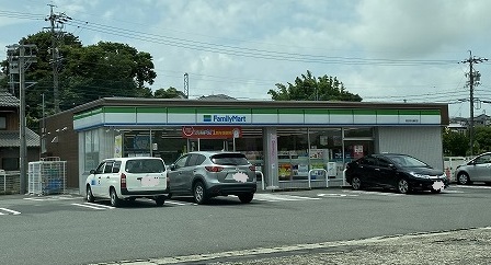 コンビニ　ファミリーマート（コンビニ）まで771m
