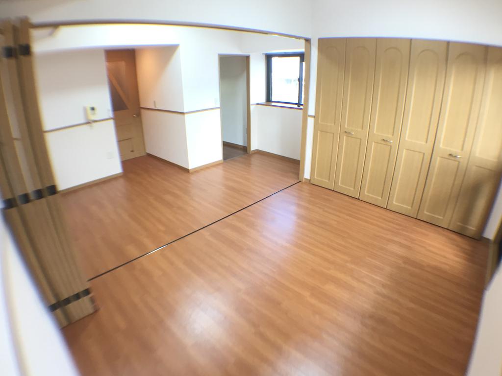 居室・リビング　居室とダイニングとなります。