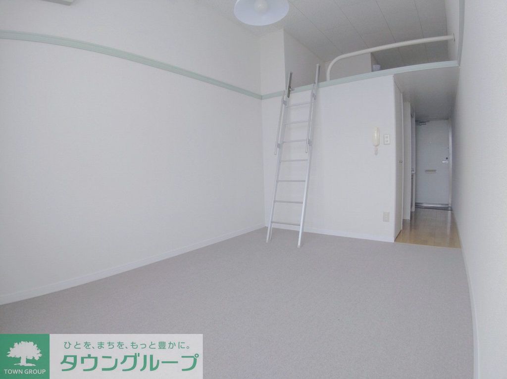 居室・リビング　1階はフローリング、2階はじゅうたんです。