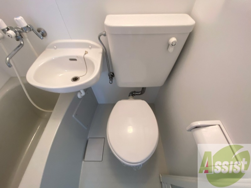トイレ　トイレです。ユニットバスになってますのでコンパクト。