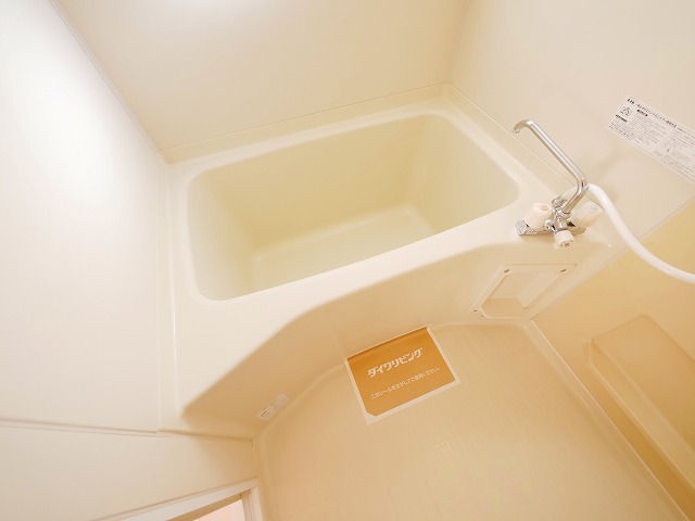 バス・シャワールーム　コンパクトで使いやすいお風呂です