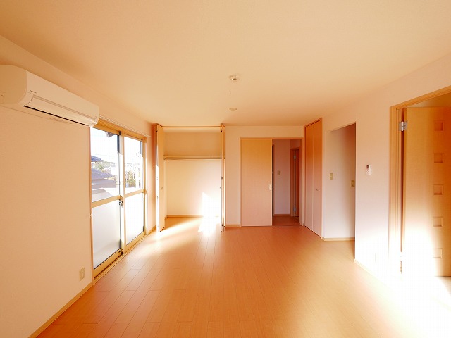 その他部屋・スペース　落ち着いた色調の寝室です