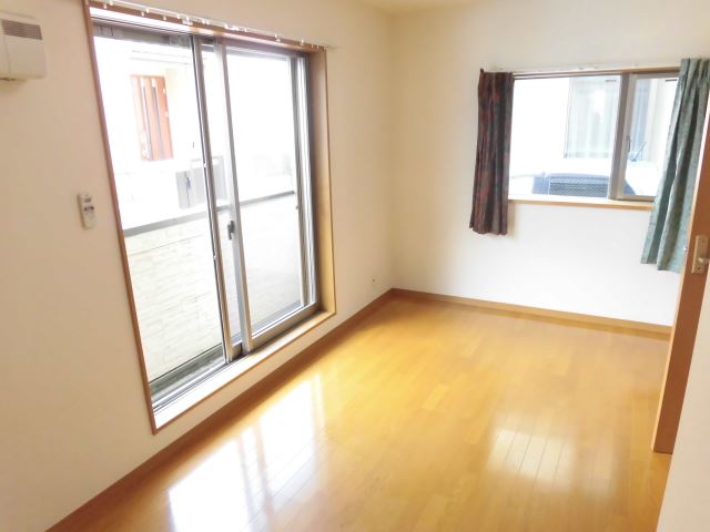 居室・リビング　角部屋で明るい室内です。