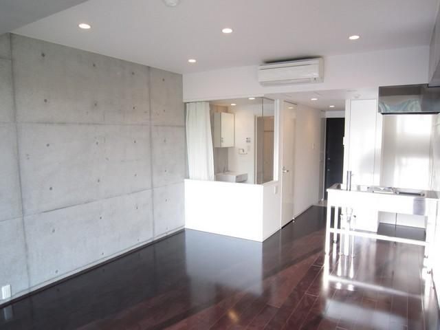 居室・リビング　洋室フローリング＆壁コンクリート