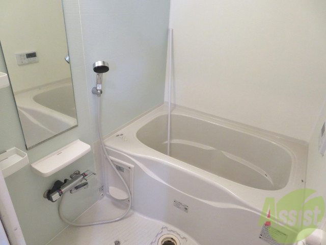 バス・シャワールーム　浴室は追い焚き、浴室乾燥機付きになります。便利ですね。