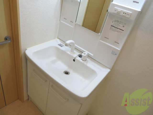 洗面設備　洗面台は独立洗面台です。毎日の身支度が楽しくなりそうですね。