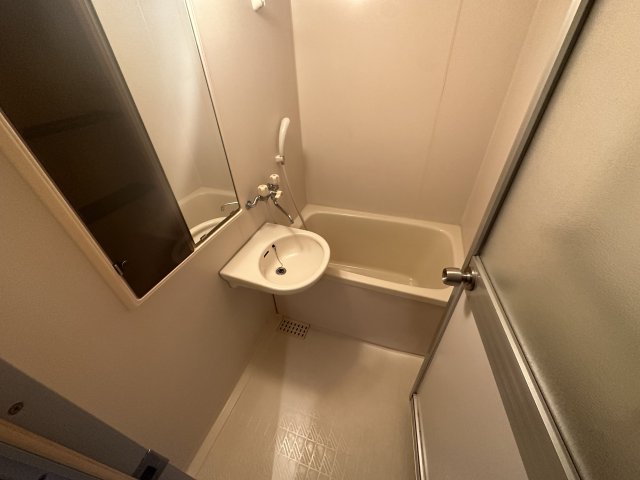 バス・シャワールーム　シンプルで機能的な浴室です！