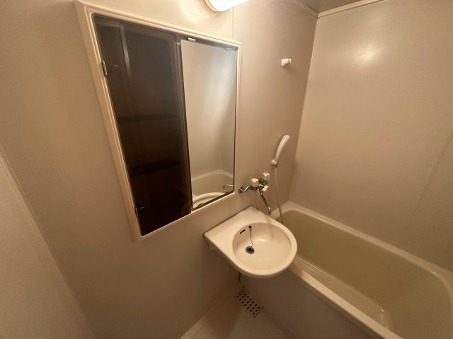 洗面設備　浴室内に洗面台あり！