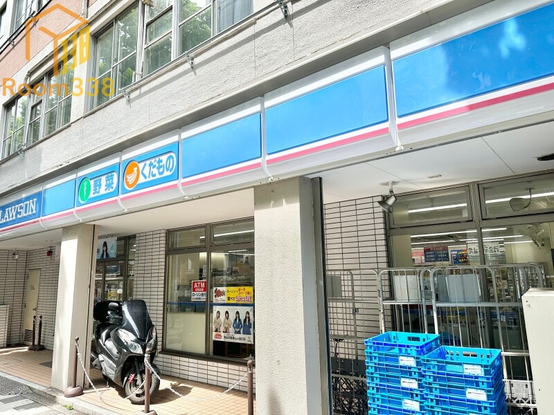 コンビニ　ローソン新宿御苑駅前店（コンビニ）まで183m
