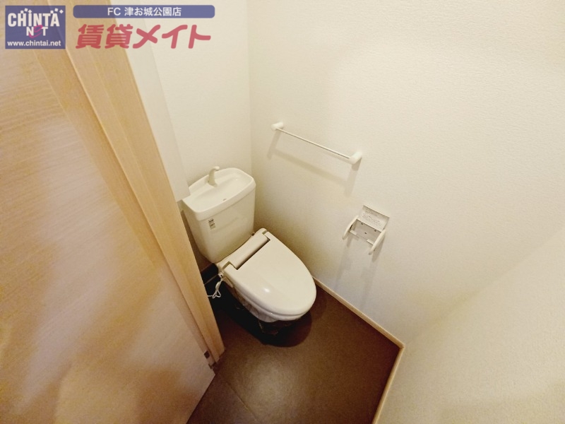 トイレ　同型反転タイプのお写真です