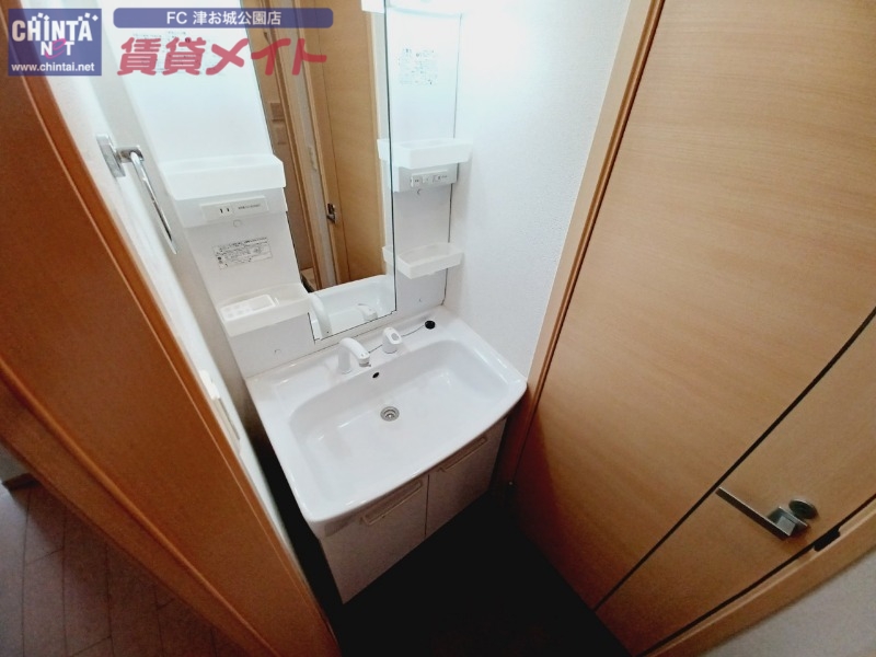 洗面設備　同型反転タイプのお写真です