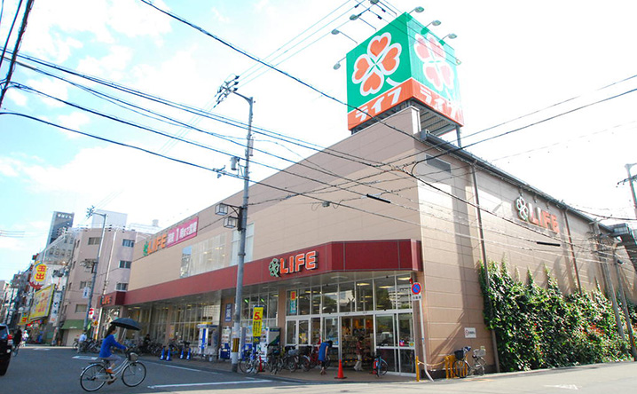 スーパー　ライフ大国町店（スーパー）まで402m