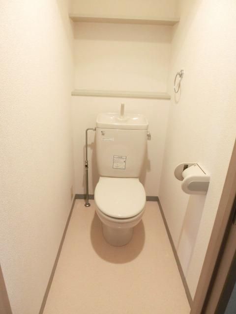 トイレ　棚付きのお手洗いです。