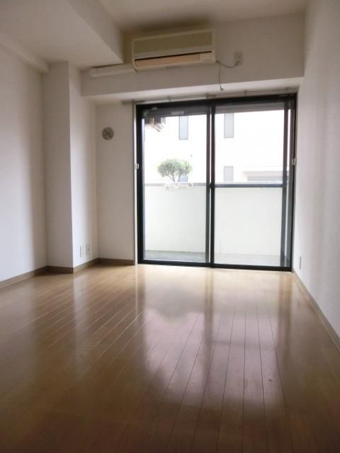 居室・リビング　収納完備の明るいお部屋です。