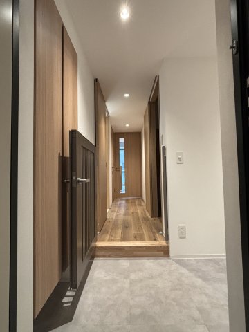 玄関　☆玄関にはペット逃走防止用の柵があり安心☆