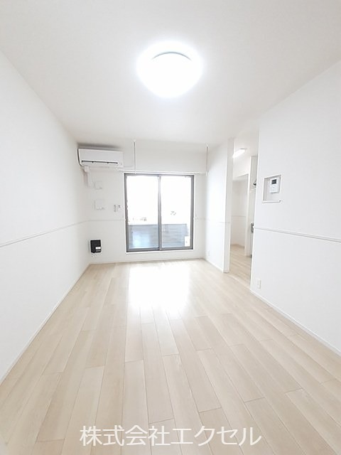 居室・リビング　収納完備の明るい室内です。