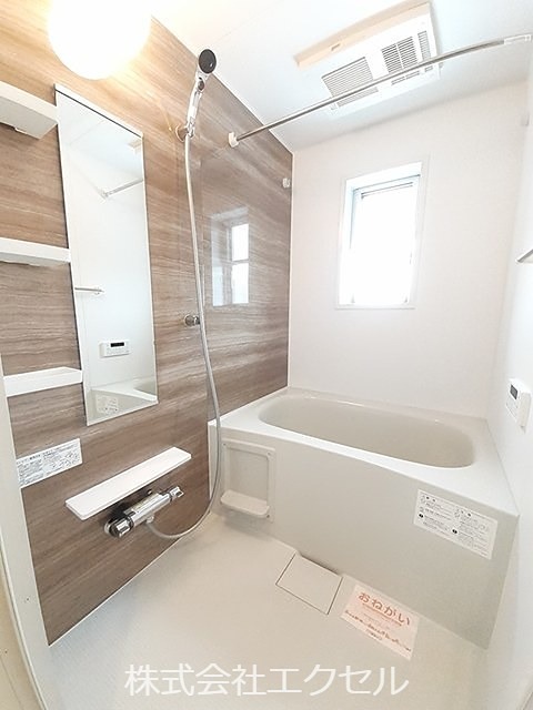 バス・シャワールーム　窓付きの浴室です。